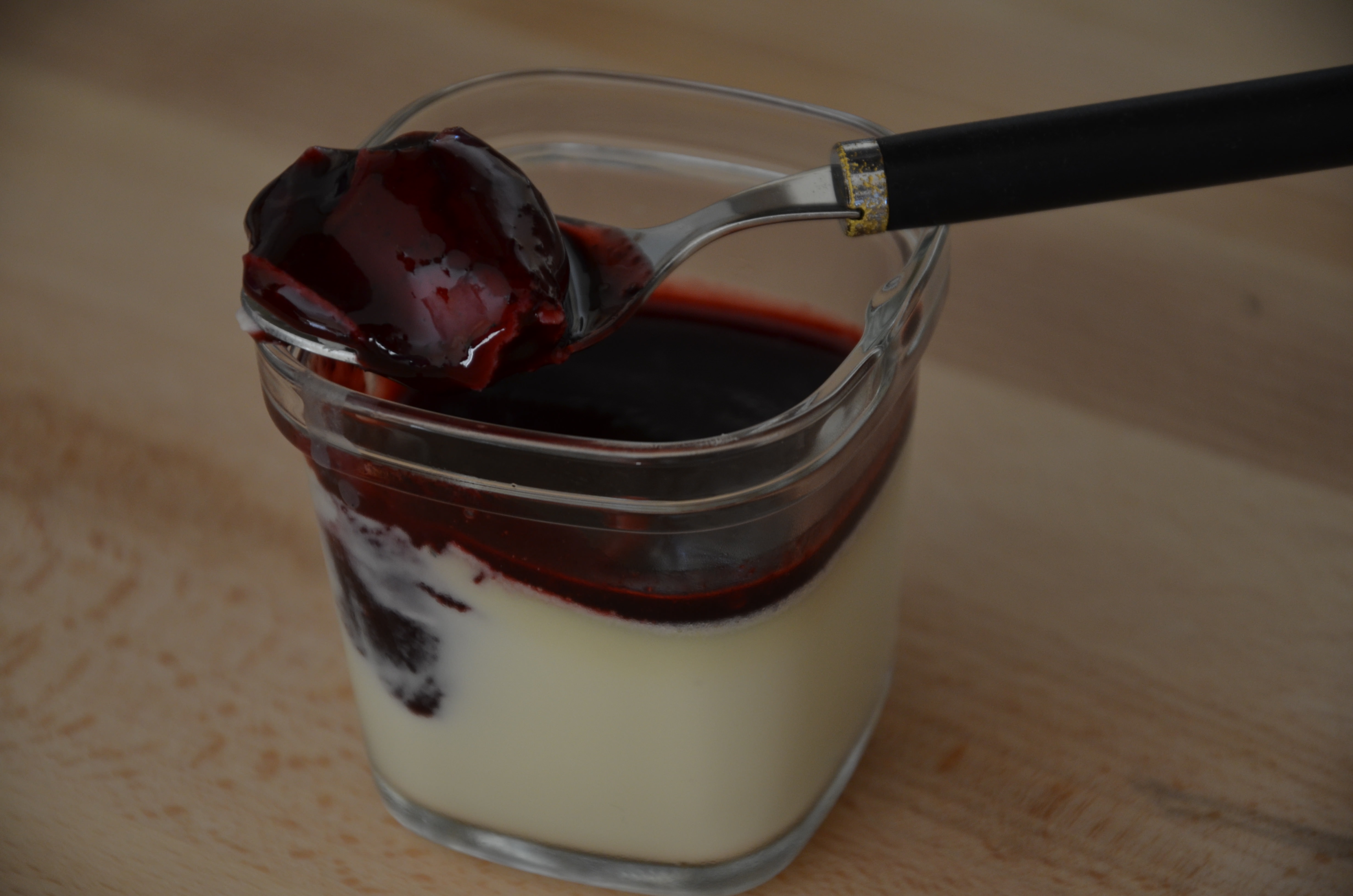 Panna cotta chocolat blanc, coulis de mûres SevenCuisine