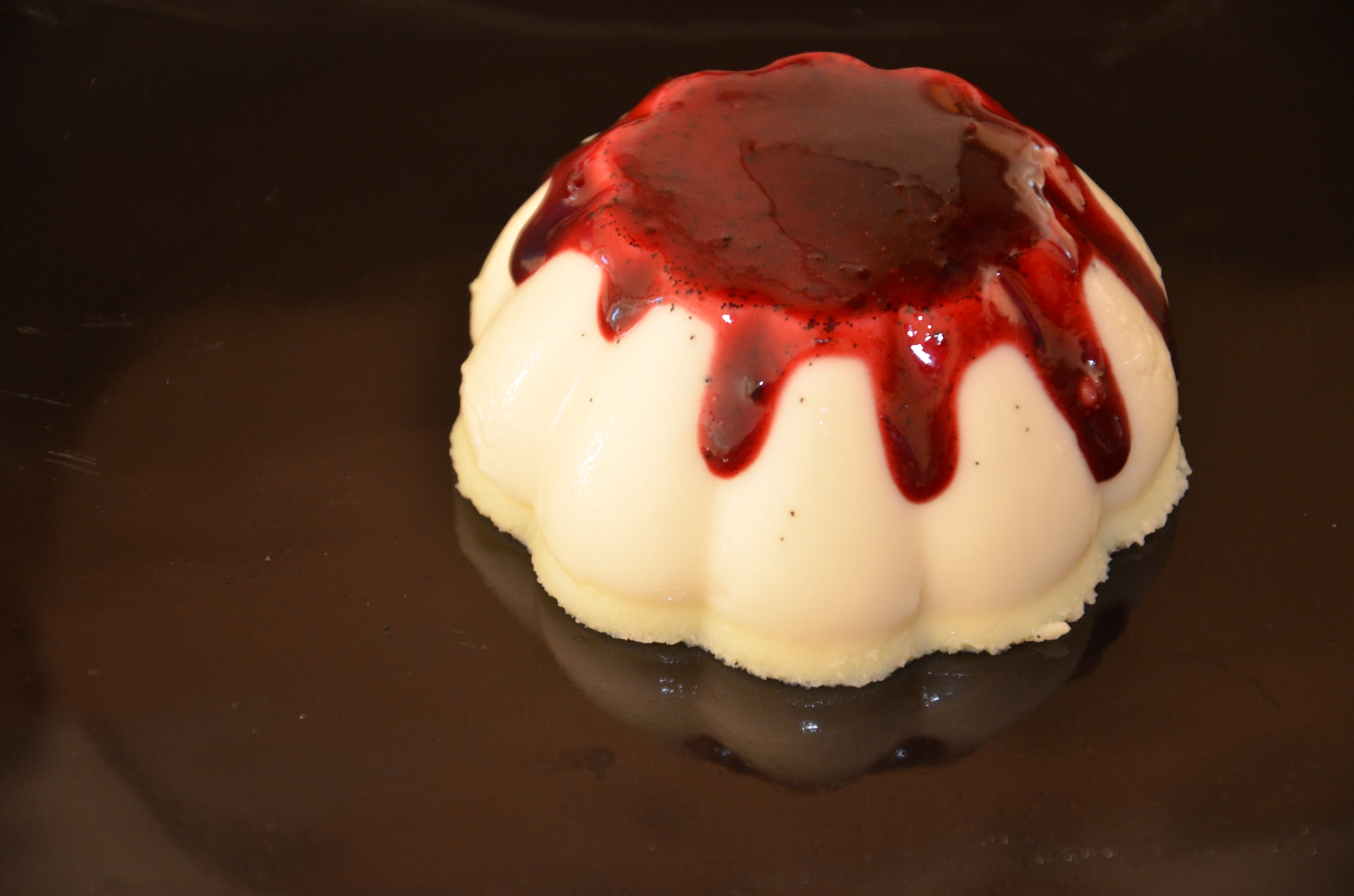 Panna cotta chocolat blanc, coulis de mûres SevenCuisine
